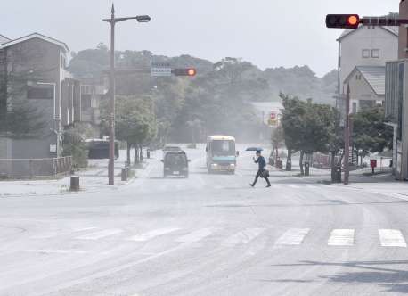 【鹿児島】霧雨のように降る灰…慣れた住民でも「こんなの初めて…」　連続噴火の新燃岳 小学校は授業中断　マスク着ける住民
